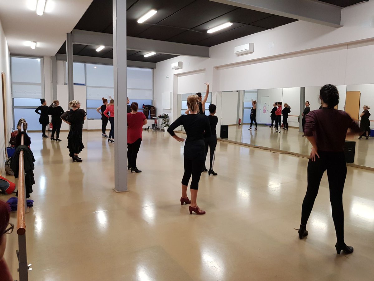 Nuestro grupo de flamenco iniciación adultos 
Una clase con un ambiente inmejorable
Los horarios de atención al alumno y de información en recepción de la escuela y por teléfono es de 16:00 a 22:00.
📞 925 52 56 30 
🖱️ circulocreativo.es