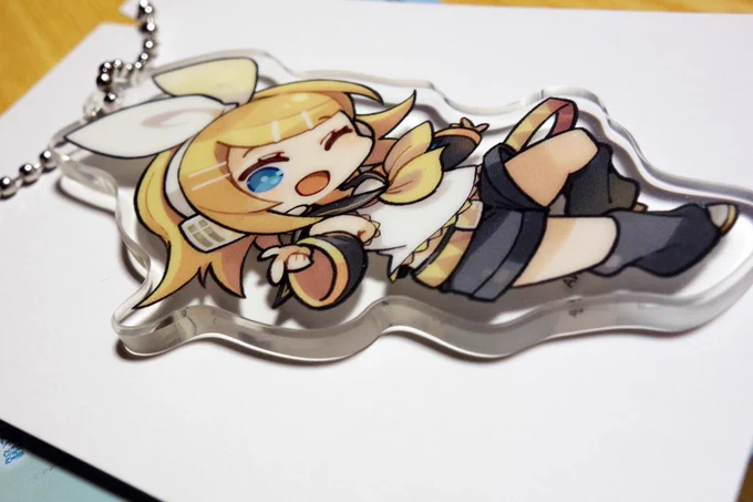 イラストを担当した「初音ミク 10th Anniversary」くじのアクリルチャーム見本をいただいたので眺めていたのだけど、面取りの処理がしっかりされていてびっくり。すごいなあ。まもなく開始になると思いますのでよろしくお願いいたしますね。 