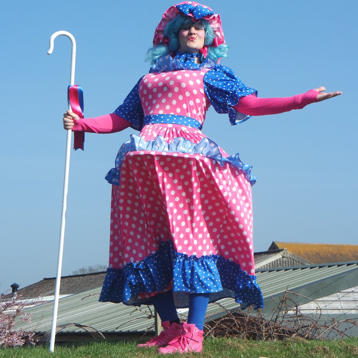 SpringBarnFarm's tweet image. The sun is shining and Baa-bara is ready to meet everyone for a day of fun on the farm... WAIT A MINUTE... where are your sheep Baa-bara?! 🐑😅 #sunshine #easterholidays