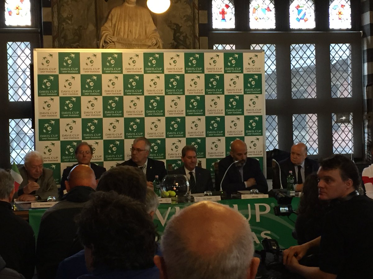 Andre_Piras's tweet photo. Fra poco i sorteggi dei quarti di finale di #DavisCup fra #ItaliaFrancia @RMCSportNetwork @federtennis @FFTennis https://t.co/0MyxbouHk4