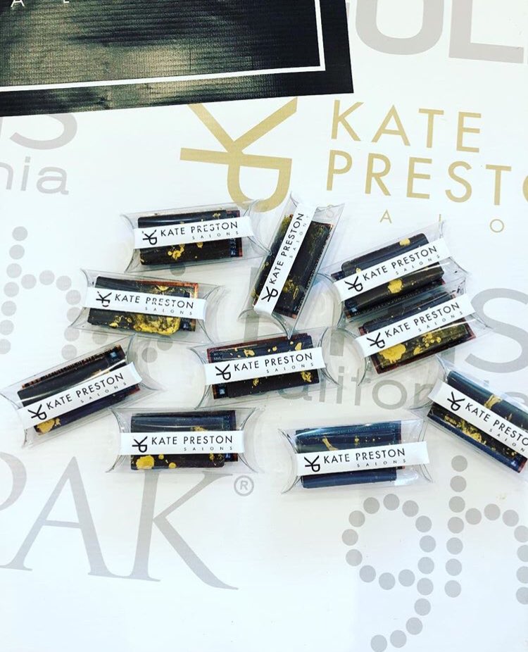 jamieokemp's tweet image. Beautiful photo by @KatePrestonHair . Golden chocolate mini slabs in a branded favour box. Perfect for a celebration 🎉⭐️.  #chocolatefavours #favourboxes #bespokegifts #colombiachocolate #corperategifts #hampshire