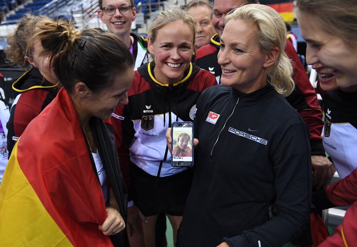 PorscheTennis's tweet photo. "Ich hoffe, dass die Zuschauer das kleine Quäntchen ausmachen, das möglicherweise entscheidend ist."
Head of Women's Tennis im DTB, @BarbaraRittner, setzt beim Fed Cup Halbfinale am 21. und 22. April gegen 🇨🇿 auf das Stuttgarter Publikum.  

Zum Beitrag: https://t.co/Wsfm5XAJ4W https://t.co/5mp0p9pqhh