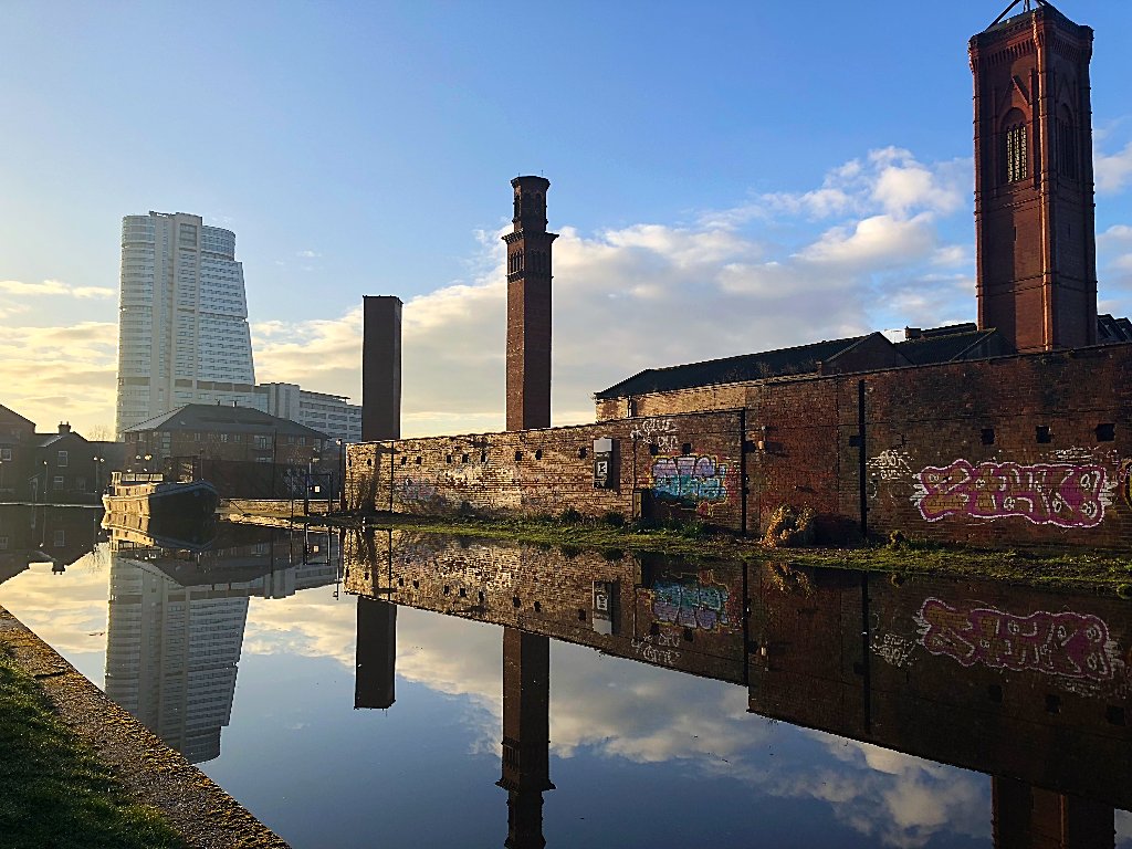 outofthewoodsuk's tweet photo. It's a beautiful day in Leeds this morning.  So nice to see blue sky and the towers looking so fabulous
.
.
.
#leeds #towerworks #canal # reflection #grafitti #architecture #sunshine #lifeisgood #lifeinleeds https://t.co/MAVy7sQKnK