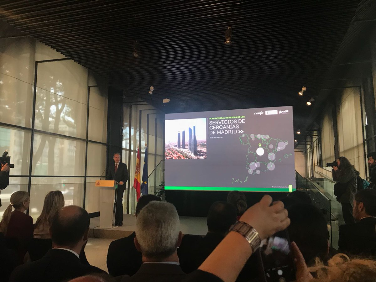 AytCiempozuelos's tweet photo. Alcaldesas y alcaldes de los municipios afectados por la #MadC3 en la presentación del Plan de Cercanías de Madrid en el @fomentogob 
El ministro Íñigo de la Serna reconoce el "trabajo de los alcaldes, con una actitud muy activa, reivindicando mejoras" @afectadosc3 https://t.co/JPk00K2GvA