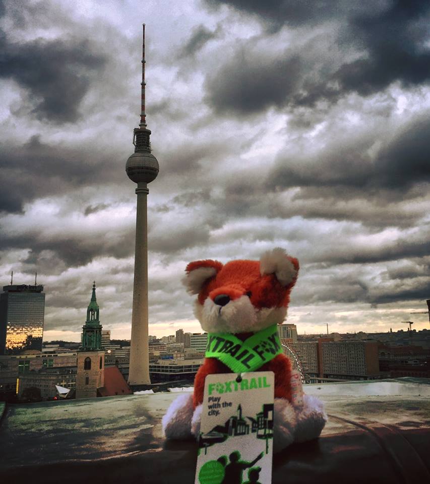 Da  sitzt er der Fuchs. Bisschen kühl da draussen, doch die Aussicht ist  zugegebenermassen nicht schlecht. Wo sich wohl dieser Posten versteckt? 🧐
 Findet es selber heraus, im Sommer soll's losgehen mit der Fuchsjagd durch Berlin 🎯🎯🎯