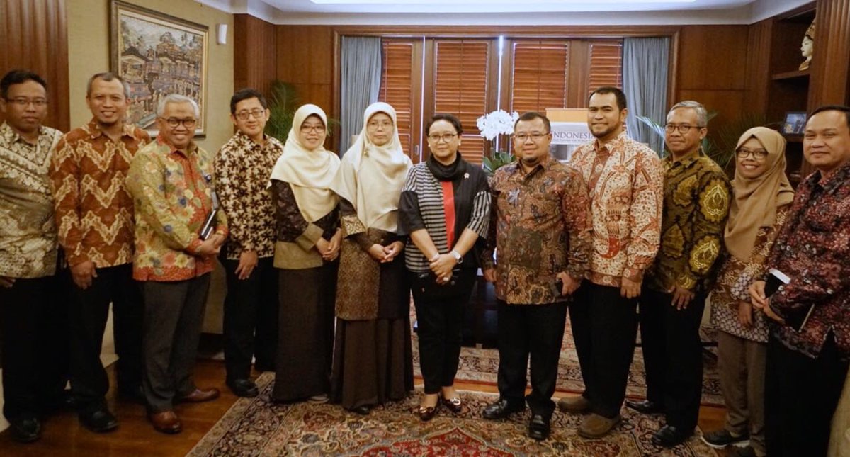 Hari ini (5/4) saya bertemu dengan teman-teman Aksi Cepat Tanggap (ACT) utk berdiskusi tentang kolaborasi pemerintah dan kelompok masyarakat madani dalam meningkatkan peran Indonesia dalam diplomasi kemanusiaan.