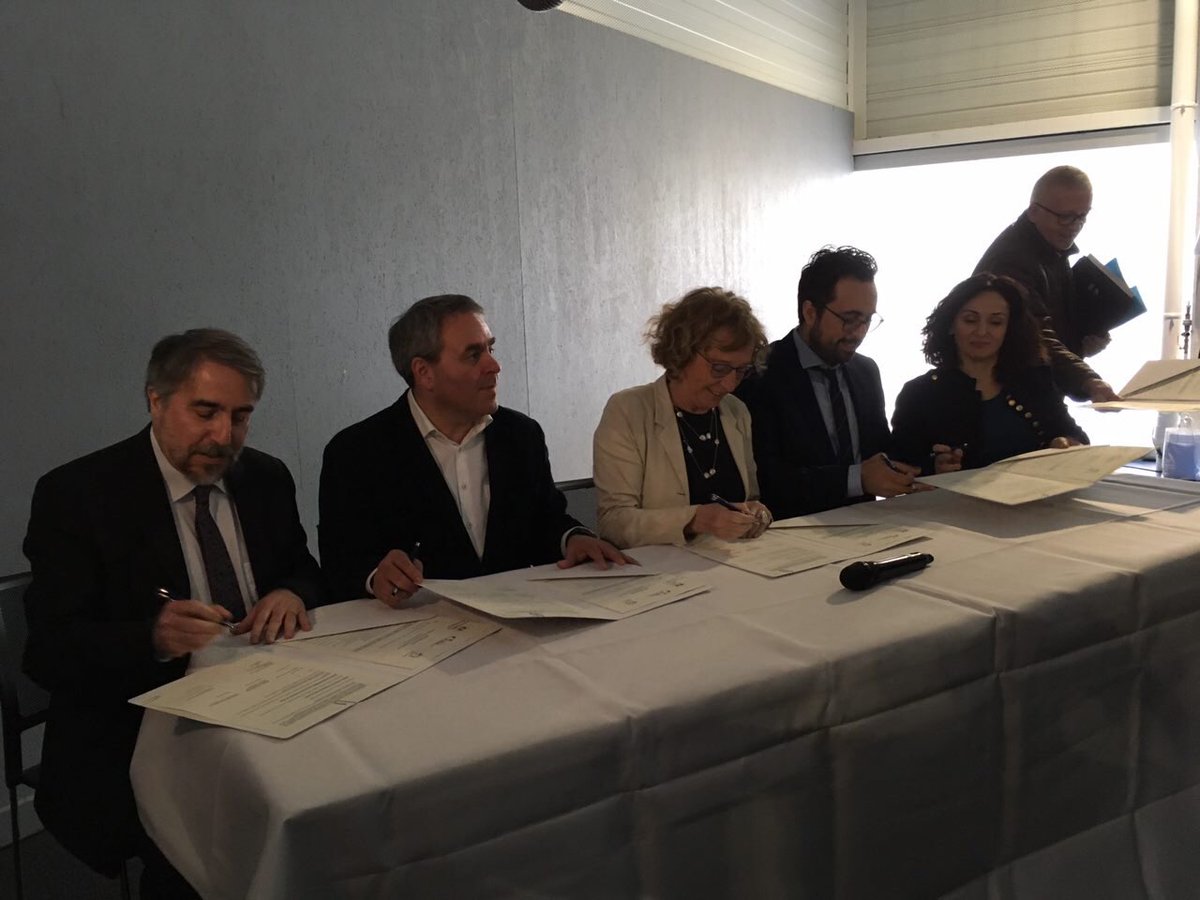 Chez <a href="/ovh_fr/">OVH France</a> pour signer un plan de 10.000 formations aux métiers du #numérique
Nous devons tout faire en matière de formation numérique, parce que sont les emplois d’aujourd’hui et de demain. Nous ne réussirons pas la #TransfoNum sans les femmes et les hommes qui seront derrière