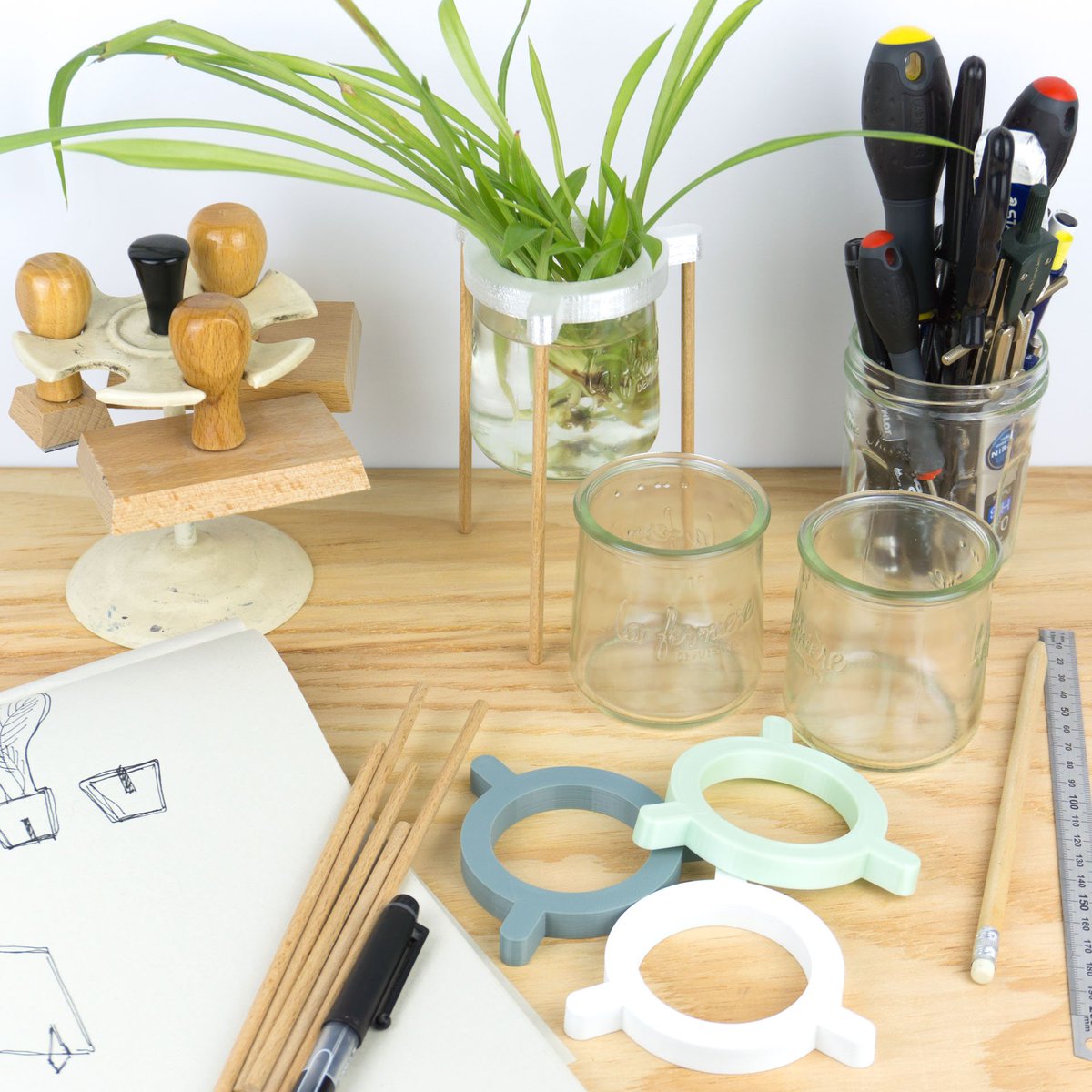 Voici une aperçu de mon espace de travail quand je teste de nouvelles combinaisons pour le système de pots suspendus imaginés avec les yaourts La Fermière.

Les modèles 3D de la série sont disponibles sur <a href="/Cults3D/">Cults.</a>

ateliervous.fr/2018/04/03/pho…