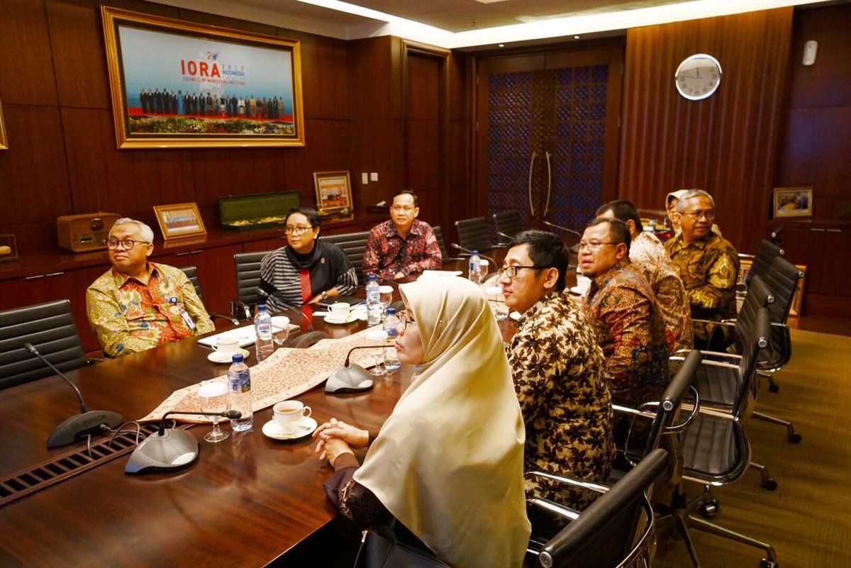 Menlu_RI's tweet photo. Saya apresiasi peran teman-teman ACT dalam memberikan bantuan kemanusiaan di beberapa negara. 

Kerjasama dan kolaborasi yang kuat akan membuahkan hasil yang lebih baik.. #diplomasikemanusiaan https://t.co/mAkUUJY4Qr