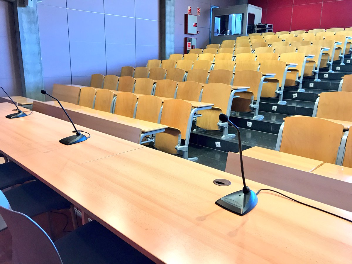 LaCarabaSL's tweet photo. Avui a EUSES-UdG amb una cabina de traducció simultània per la taula rodona organitzada per @grupFRN dins del projecte #IN4ALL #traducciósimultània https://t.co/HtL7IHJ7Ch