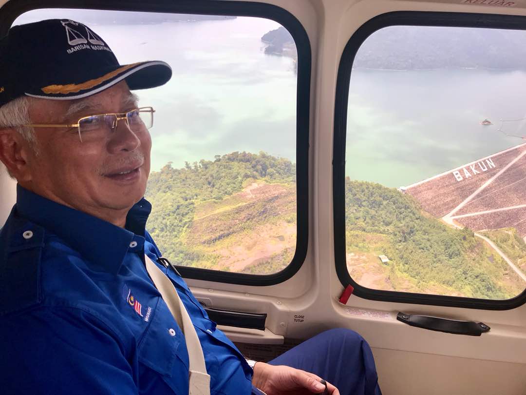 NajibRazak's tweet photo. Pemandangan dari atas Empangan Bakun. Kita kembalikan Stesen Janakuasa Hidroelektrik Bakun ini kepada rakyat Sarawak! https://t.co/t3Ki0eYfpp