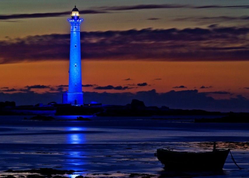 PoleMerBA's tweet photo. #PMBA18 by @PoleMerBA - Le phare de l'ile vierge revisité par Yann Kersalé : superbe cliché ! https://t.co/nrDtnUN2FY