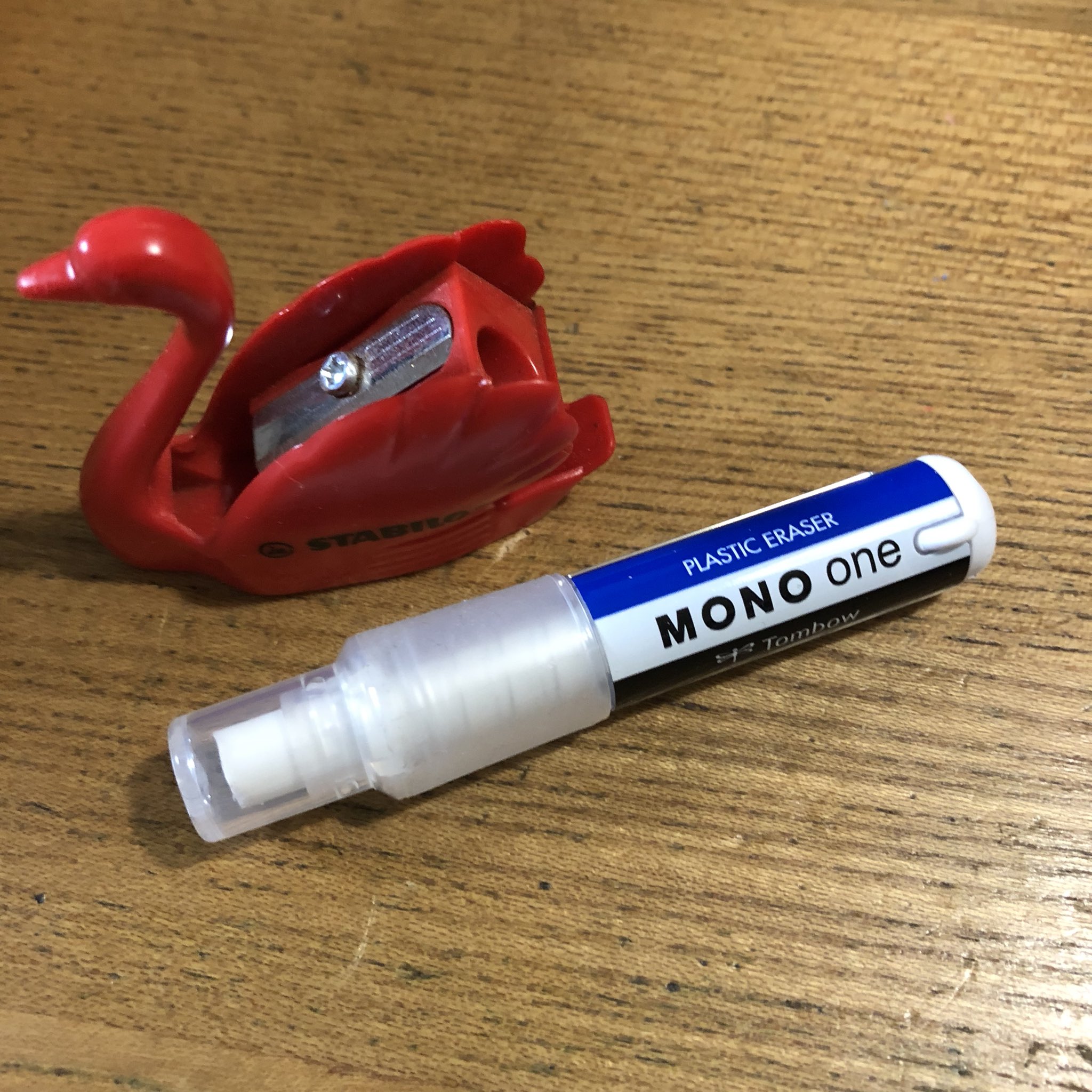 くぼもとひろみ ダイソーで買った細長い消しゴム スティックのりみたいに繰り出して使うタイプ ちょこっと消すのに便利 Monoだからしっかり消える T Co O5jhpyjg5x Twitter
