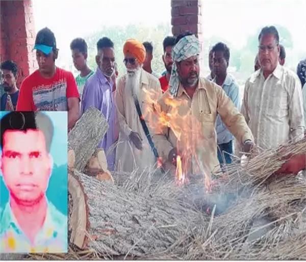 JagbaniOnline's tweet photo. ਇਰਾ��� 'ਚ ਮਾਰੇ ਗਏ ਨੰਦ ਲਾਲ ਦੀਆਂ ਅਸਥੀਆਂ ਦਾ ਤਾਬੂਤ ਪਿੰਡ ਪਹੁੰਚਣ 'ਤੇ ਮਾਹੌਲ ਹੋਇਆ ਗਮਗੀਨ 
https://t.co/6gkldGLKiv
#NandLal #39Indians  #39indianskilledbyisis  #Bilga #Nurmahal #Cremation https://t.co/mngSbYZN5p