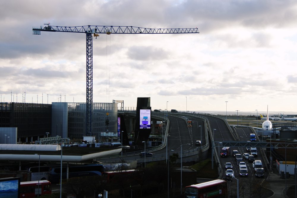 İngiltere’nin en büyük tepe kulesiz vinci Heathrow Havalimanı’na indi fmrent.com/?p=10669

#kulevinç #vinç #operatör #ingiltere #havalimanı #otel #inşaat