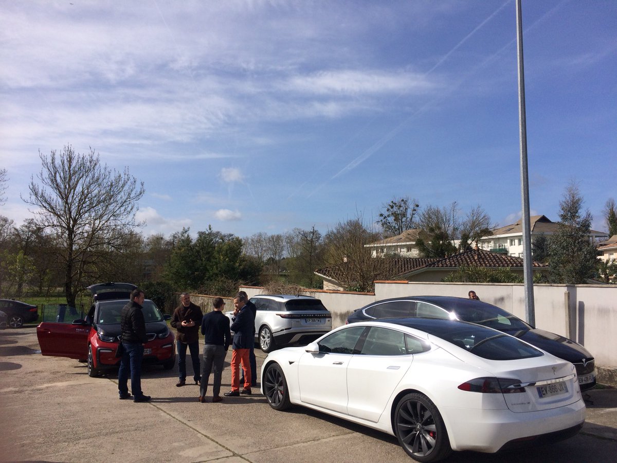 Barascou1's tweet photo. Matinée de plaisir partagée avec nos clients amateurs de véhicules d’exception, en partenariat avec Arval ! Merci à nos clients d’avoir partagé ce moment avec nous ! #convivialité #echanges https://t.co/eukXSrO9Ah