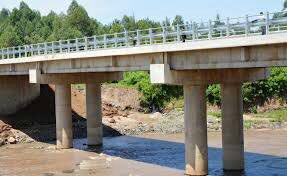 C_NyaKundiH's tweet photo. Successful projects completed by NASA members at below 100m. Khaunga bridge, Uwanja wa Mbuzi, Mbagathi High Sch. And Bukhungu stadium. Fuckin Kikuyu's are using 220m for ONE foot-bridge. What's wrong with you fuckin Kikuyu's? Mumetombwa akili na Kameme FM? https://t.co/MpMLCjHTIR