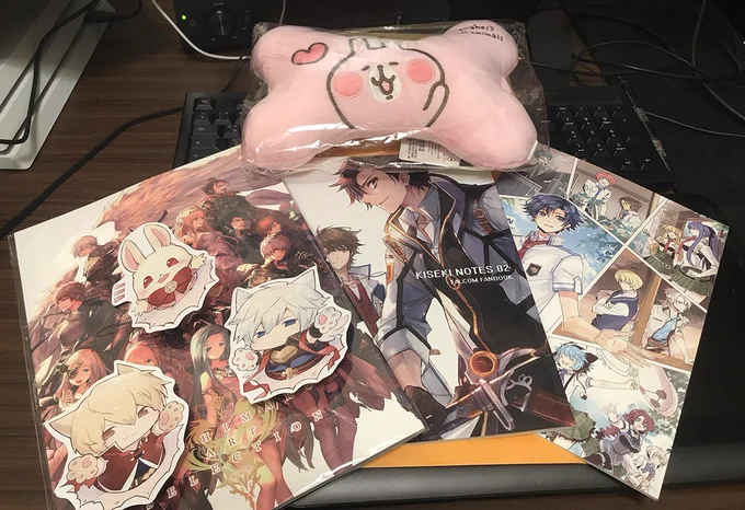 セミさん()からのプレゼント届きましたー絵また上手くなりましたね!そしてまさかのサプライズ...虫麻呂先生の新刊!!アタイさんとルシとアルベールもかわいいwwホントにありがとうございました!! 