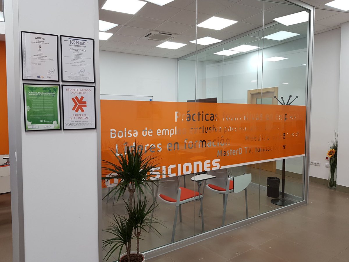 Puentepaplos's tweet photo. Al evento asisten;

Alumnos.
Expertos en formación.
Medios de #Comunicación.
Equipo humano de Valladolid.
Dirección General.

#InaguraciónMDValladolid
#formación
#Valladolid
#academia
#SocialMedia 
#5deabrildellnoventa https://t.co/KaLkdONd29