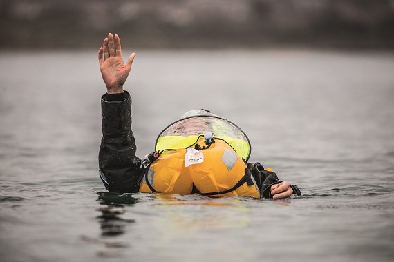 KNRM's tweet photo. Een reddingsvest redt levens, als het vest goed werkt én u het draagt. Laat uw reddingsvest in de maand april voordelig keuren bij een watersportwinkel. Kijk voor de voorwaarden en deelnemende winkels op https://t.co/CX0RKrRPff https://t.co/DXxCYaAw9l
