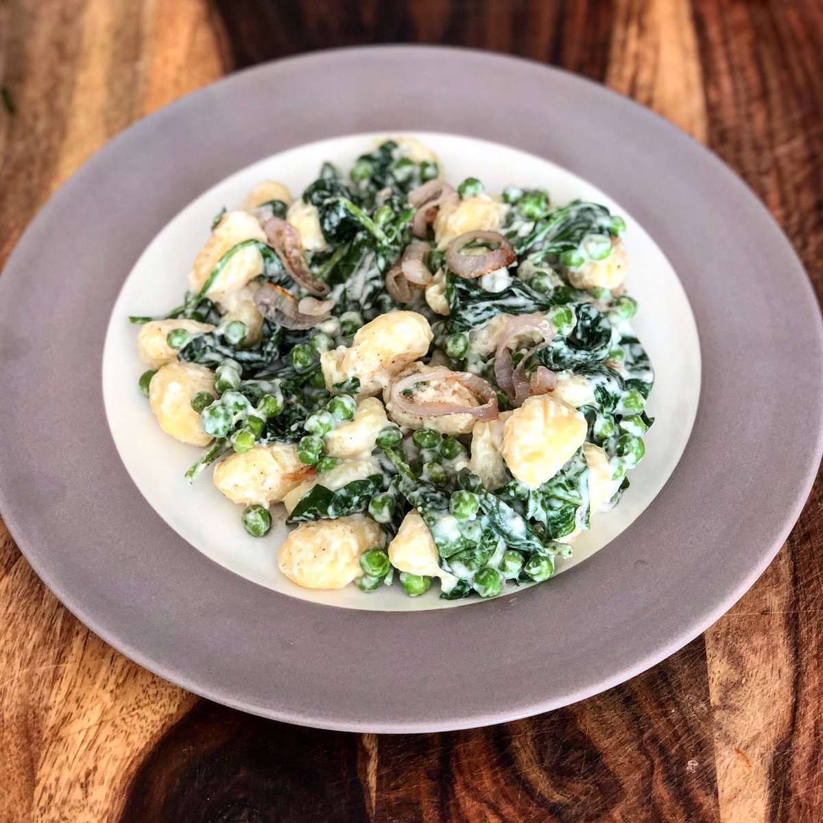 jesaglialoro's tweet photo. creamy gnocchi with spinach & fried shallots 🍴🍴🍴 #vegetarian #colorfulcooking #cookinginthesouth #chefjes #healthyeats #dinnerly #nofilter @DinnerlyUS https://t.co/BtE8RJ74Ug