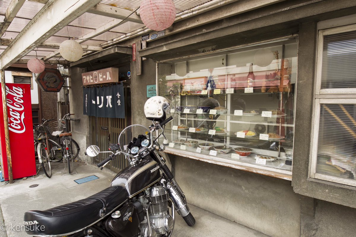 base_setagaya's tweet photo. 秩父 パリー
タイミングよくバイクが止まってたので!CanonEOS1Dmark4撮影
#写真撮ってる人と繋がりたい #写真好きな人と繋がりたい #カメラ好きな人と繋がりたい #ファインダー越しの私の世界 #canon #秩父 #秩父表参道lab #番場通り #honda #バイク #coacola #コカコーラ #東京カメラ部 # https://t.co/l12BmBGIE3