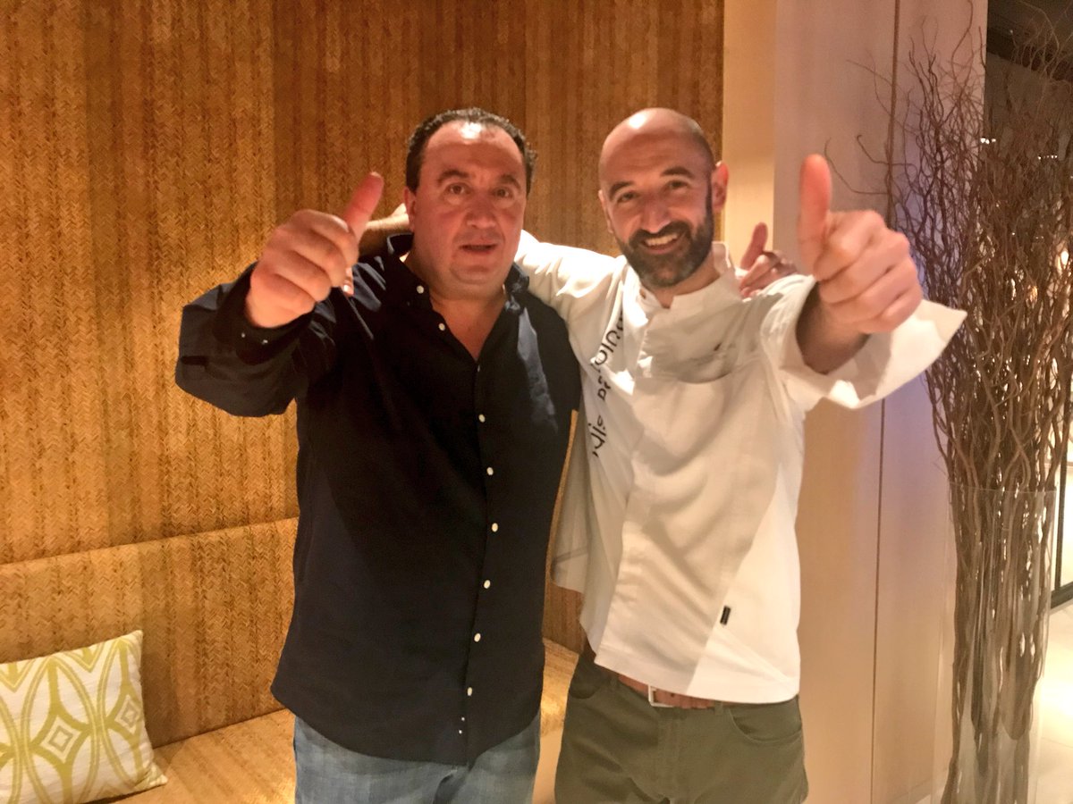SastrePaco's tweet photo. Vaya día ayer !!! Nos lo queríamos perder !!! @NHCollectionEB @LuisBartolome7 @RociAlhambra  #Curso @SosaIngredients #DavidSosa #PostresDeRestaurante con #EduardAzuaza Cena con @zampatelmundo y #Blogueras 👏🏻😜 @jpijuann @colo_pilar @axamiladelaroca @Gastroactivity y...y....😜🔝 https://t.co/t0cdKzVq1Y