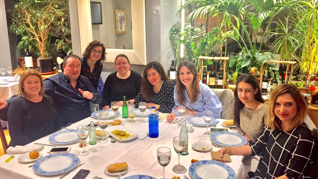 SastrePaco's tweet photo. Vaya día ayer !!! Nos lo queríamos perder !!! @NHCollectionEB @LuisBartolome7 @RociAlhambra  #Curso @SosaIngredients #DavidSosa #PostresDeRestaurante con #EduardAzuaza Cena con @zampatelmundo y #Blogueras 👏🏻😜 @jpijuann @colo_pilar @axamiladelaroca @Gastroactivity y...y....😜🔝 https://t.co/t0cdKzVq1Y