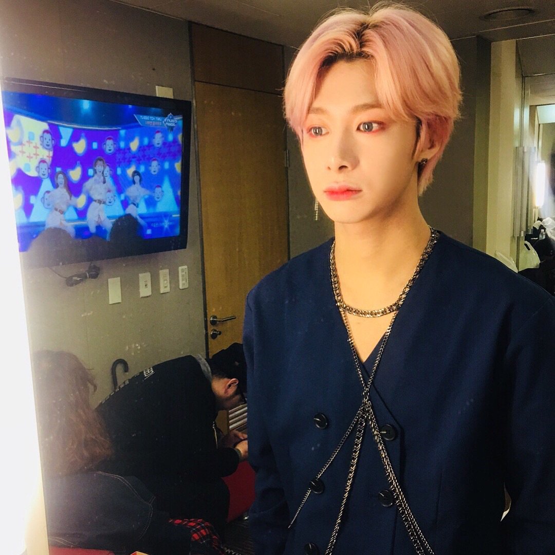 kihyununu's tweet photo. 👤 : "mighty mirror, tell me .. who is the most beautiful man in the world ?"
💠 : "It is you Mr. Chae , it always been you"
👤 : "aah~" (I knew it)..
😂😂😂 https://t.co/rmRwKOXcnI