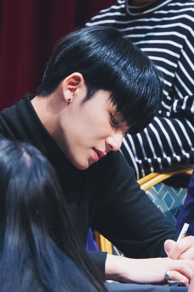 ˚₊· ͟͟͞͞➳❥ the iconic earring thank you jesus for bringing the earring back. ten years were added to my life when u revealed that u were wearing it again. the black hair and the earring? a whole look ! now we just need to get u to wear a dangly earring.