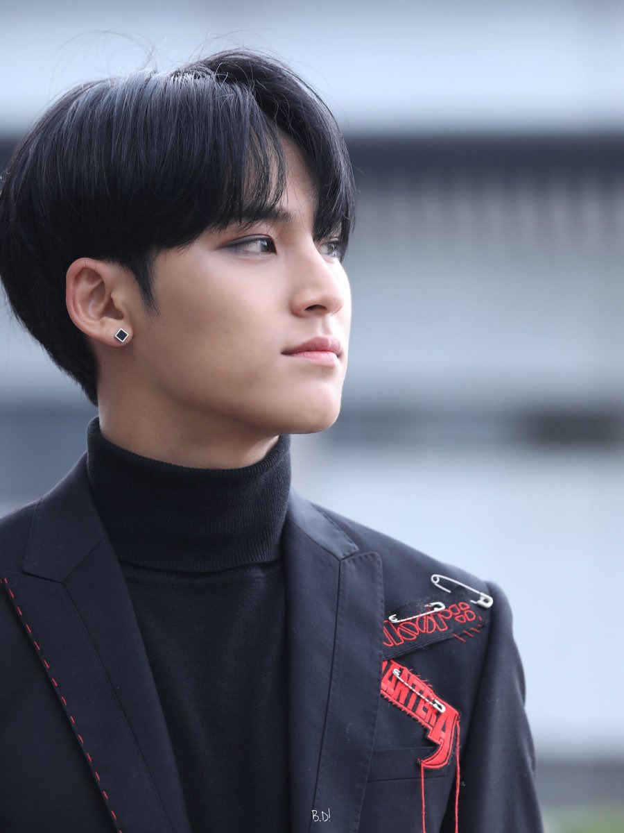 ˚₊· ͟͟͞͞➳❥ the iconic earring thank you jesus for bringing the earring back. ten years were added to my life when u revealed that u were wearing it again. the black hair and the earring? a whole look ! now we just need to get u to wear a dangly earring.