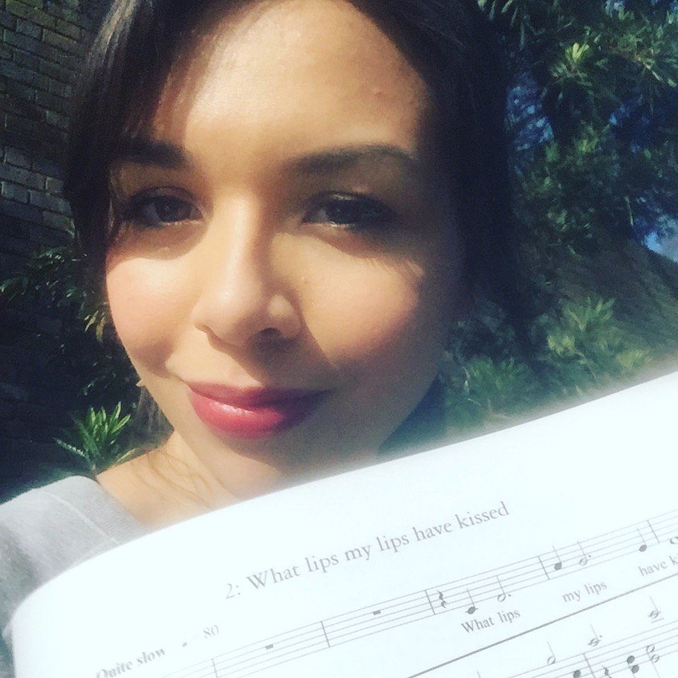 kaylafaccilongo's tweet photo. Sunny spring days are for working outside ☀️🌷 Absolutely loving these beauties by Jonathan Dove and can't wait to perform them in recital next month ❤️
@dovecomposer
#jonathandove #nightsnotspentalone  #operasinger #classicalsinger #operasingersofinstagram #kyotogardens https://t.co/8ImKzAM5qN