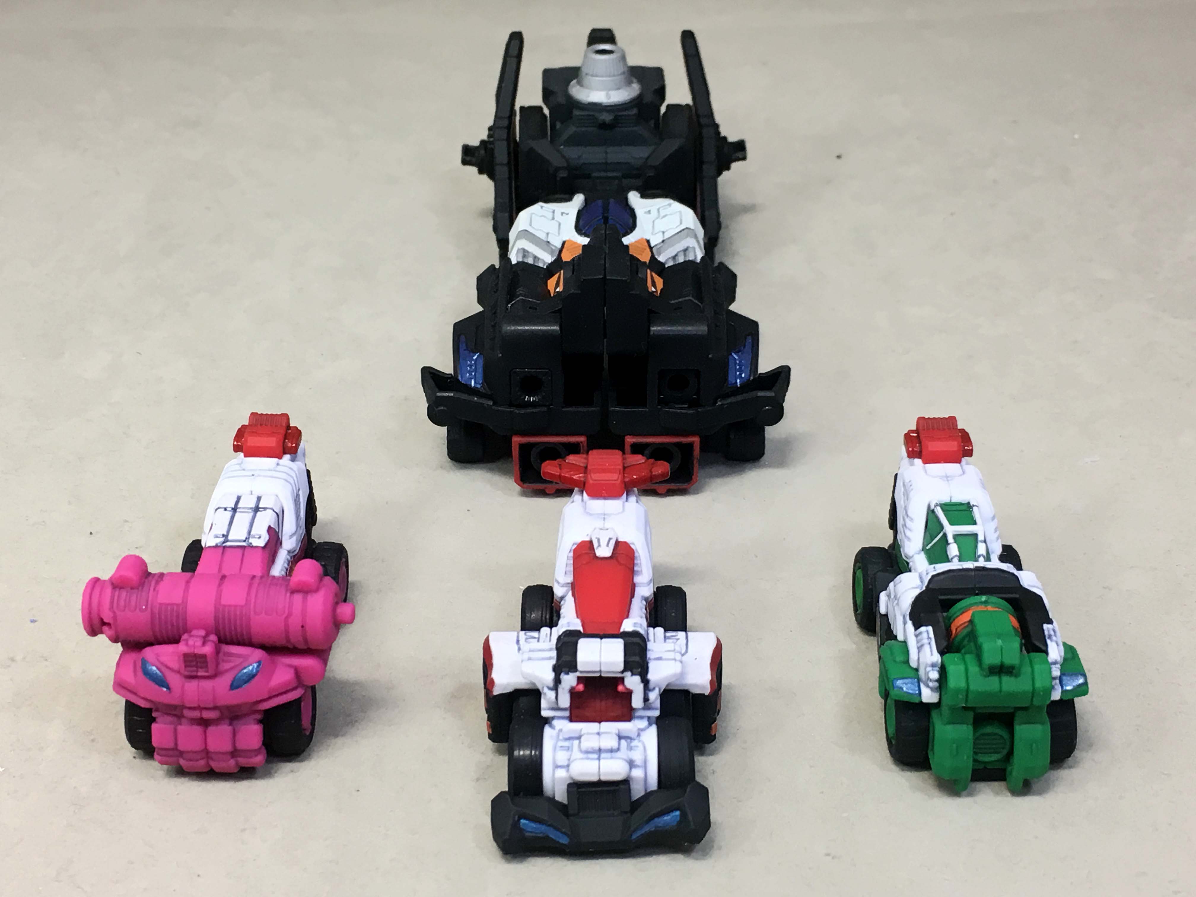 F A たちばな パトレンジャーのvsビークルは全てパトカーがモチーフのトリガーマシン トリガーマシン1号 は車体が伸び6輪に 2号はトリガーキャノン 3号は巨大ロッド展開 合体変形時の機構そのままアタックモードはダイヤルファイターと同一の仕様
