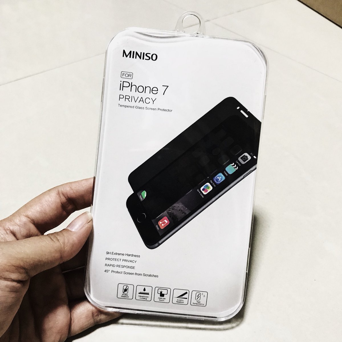 BAROCTARISREAL's tweet photo. ฟิล์มกันเสือก MINISO ราคา 99 บาท กันเสือกได้ดีสมชื่อ ต่อไปนี้น่ะ อีหน้าไหนมาแอบดูกูเล่นมือถือคืออด!!!!! บรั๊ย!!!! #ไว้รีวิวห้ามขายของโว้ยย https://t.co/yyNkzPsAef