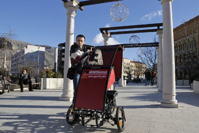 The innovative Go City is a short-range #car that folds up and travels like luggage, made possible with lightweight #aluminium. aluminiumleader.com/focus/a_suitca…