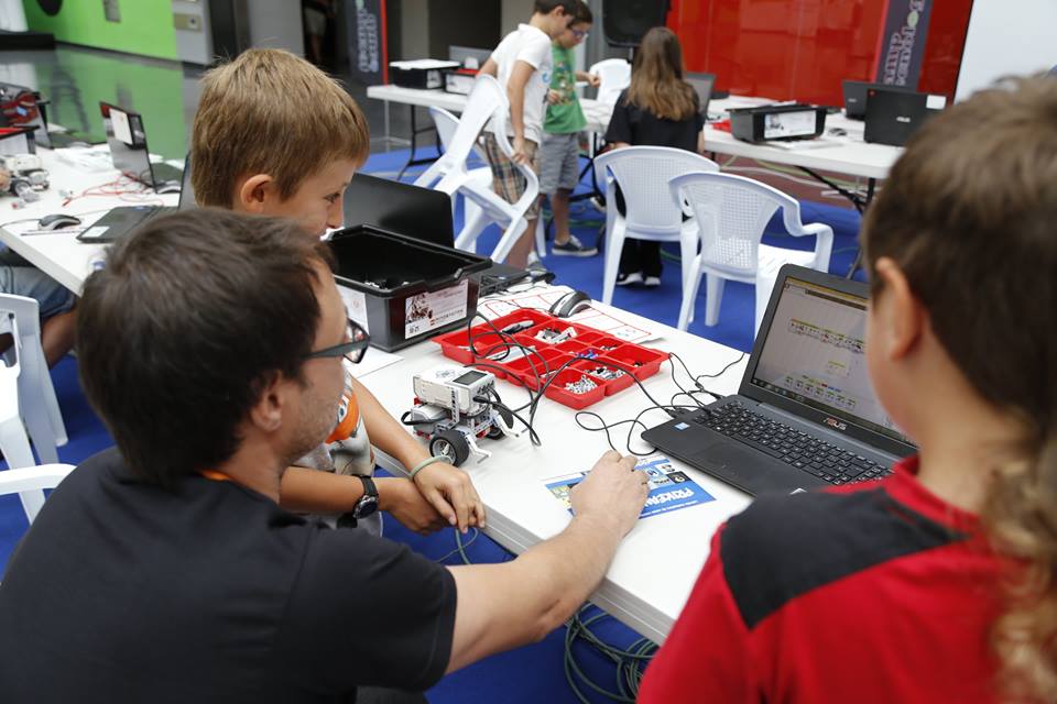 KnockforFun's tweet photo. No te quedes sin tu plaza para los talleres tecnológicos gratuitos de @CampTecnologico en #thesummerfest en @Moda_Shopping desde 4 a 17 años. Más info: https://t.co/EcgID2u592 https://t.co/LPWaMpFMXQ