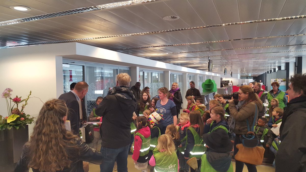 EricGreving's tweet image. Kinderen vragen op prachtige manier aandacht voor behoud BSO Kunstig en zo in Schuytgraaf. Met een ideeënhoed en heksensoep. #arnhem @PvdA_Arnhem