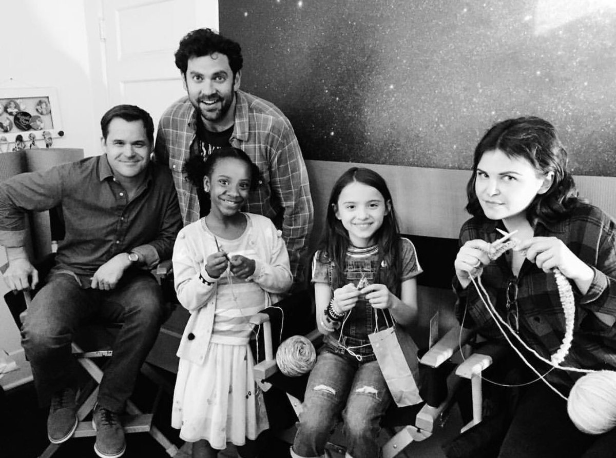 AllAboutGosh's tweet photo. Ginnifer Goodwin teaching costars how to knit! #Steps https://t.co/zuWH3XsZiV