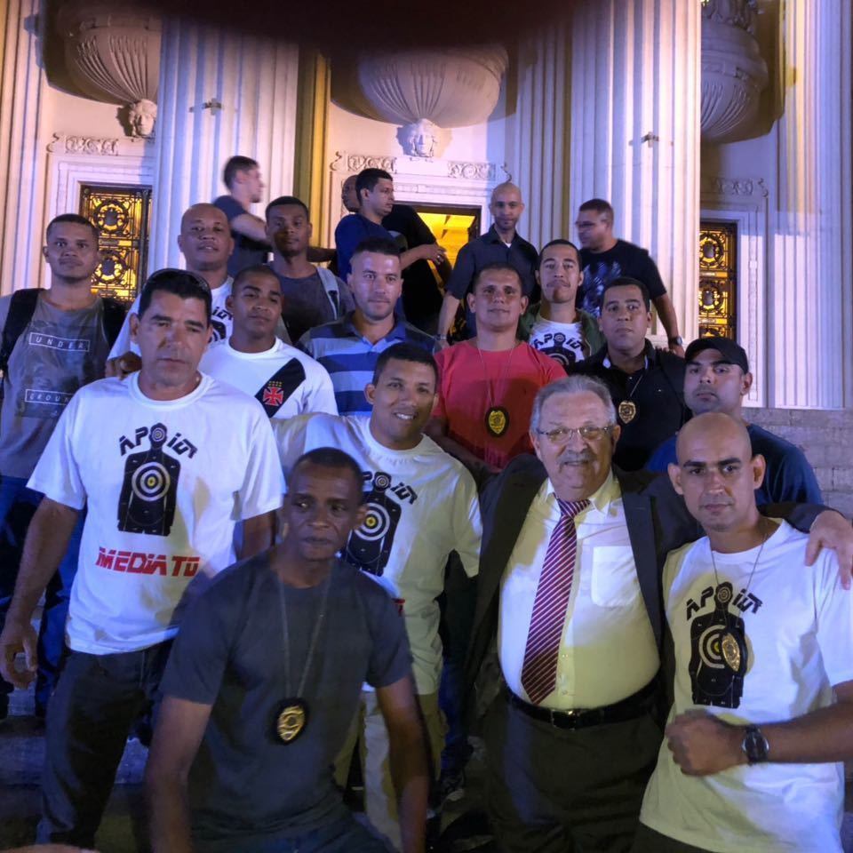 depcoroneljairo's tweet photo. Recebemos ontem o apoio dos Guardas Municipais ao nosso Projeto que assegura o porte de arma para todos os guardas municipais do Estado (PL 3569/2017). https://t.co/ikVdcVfi8r