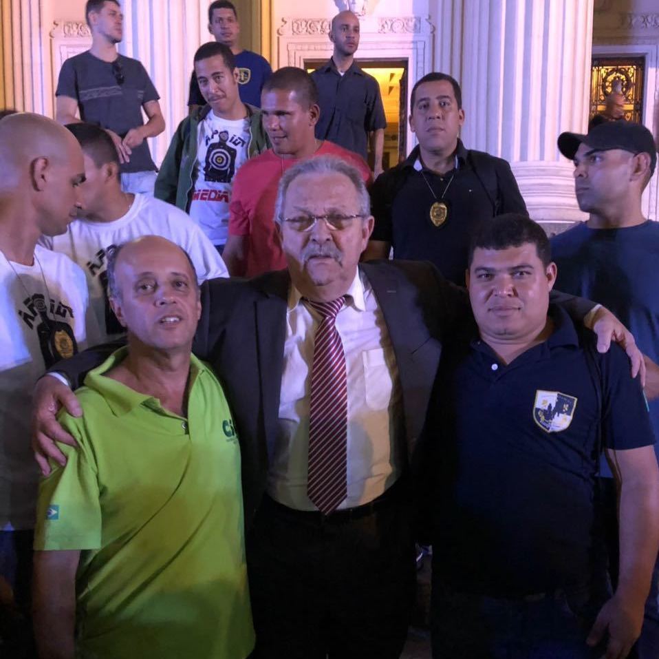 depcoroneljairo's tweet photo. Recebemos ontem o apoio dos Guardas Municipais ao nosso Projeto que assegura o porte de arma para todos os guardas municipais do Estado (PL 3569/2017). https://t.co/ikVdcVfi8r