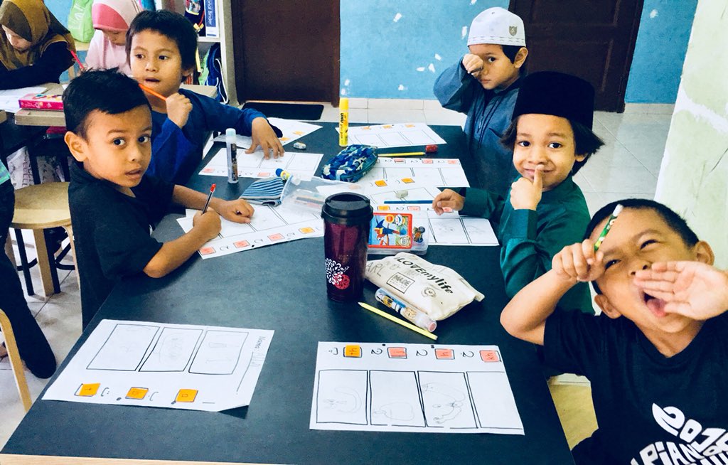 AsiqsCommunity's tweet photo. Kelas Jawi hari ini: kami perlu lukis gambar yang sama bentuknya dengan huruf Jawi!
#F1ASIQS 
#hanyadiASIQS https://t.co/R2NIF9DUPq