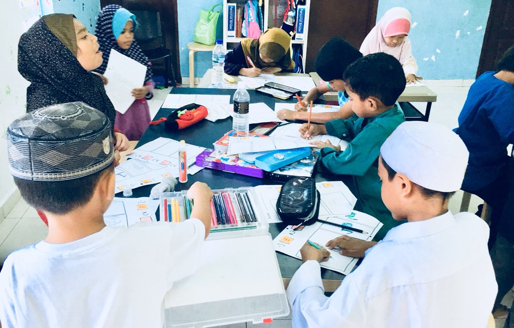 AsiqsCommunity's tweet photo. Kelas Jawi hari ini: kami perlu lukis gambar yang sama bentuknya dengan huruf Jawi!
#F1ASIQS 
#hanyadiASIQS https://t.co/R2NIF9DUPq