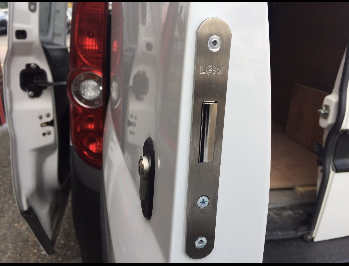 Vandeadlocks's tweet photo. Vaxhall Combe/ Fiat doblo side hook lock with rear dead lock no Kits available for this fit https://t.co/5YgGt8ipUg