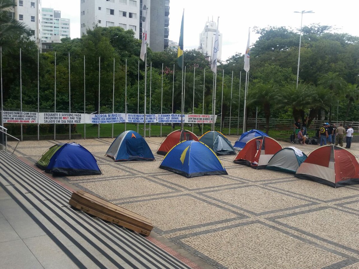 assembleiamg's tweet photo. #Sindpol Policiais civis da Zona da Mata permanecem acampados na ALMG. Eles  reivindicam recomposição salarial e denunciam condições precárias de  trabalho e falta de efetivo. O grupo pretende ficar acampado até sábado (7/4). https://t.co/d8CQFMU9Uf