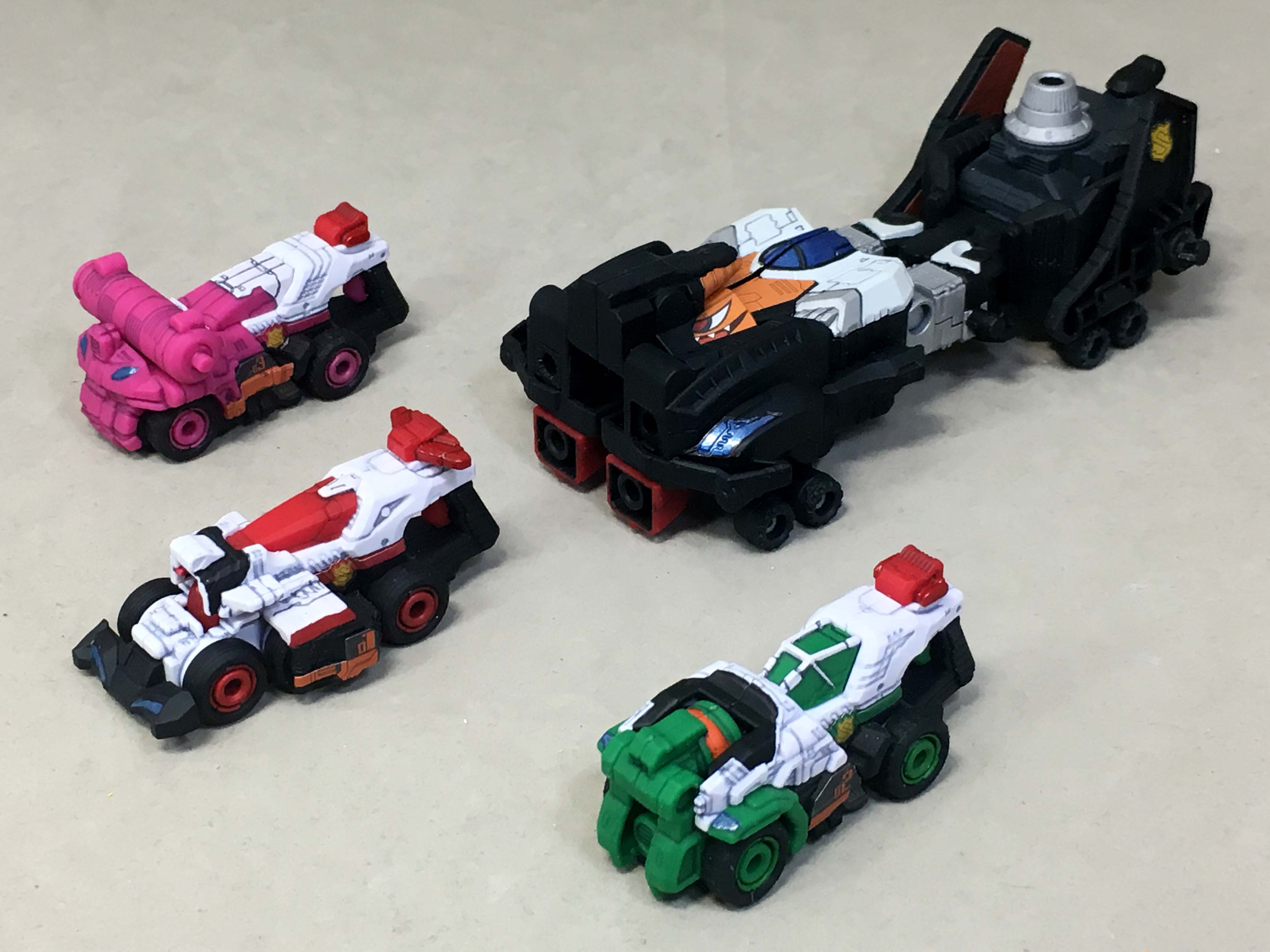F A たちばな 님의 트위터 パトレンジャーのvsビークルは全てパトカーがモチーフのトリガーマシン トリガーマシン1号は車体が伸び6輪に 2号は トリガーキャノン 3号は巨大ロッド展開 合体変形時の機構そのままアタックモードはダイヤルファイターと同一の仕様