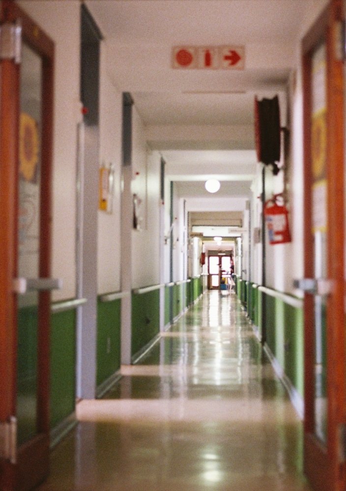 The_Phose's tweet photo. tramp #film #35mm #expired #kodak #grain #analogue #southafrica #exploration #zen #Ishootfilm #buyfilmnotmegapixels #melancholy #hallway #doors #natural #portrait #green https://t.co/3MAhwoEK80
