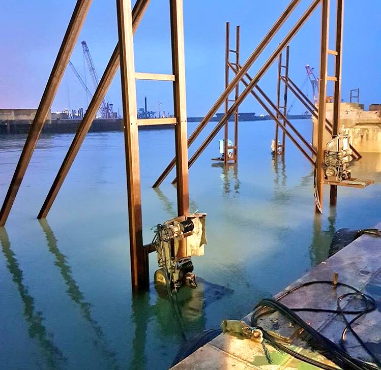 #TBT 

A little throwback to one of our our last evening shifts at the @Port_of_Dover where we were cutting & removing sections of the now redundant Dunkirk Jetty as part of the  #WesternDocksRevival

#Robore