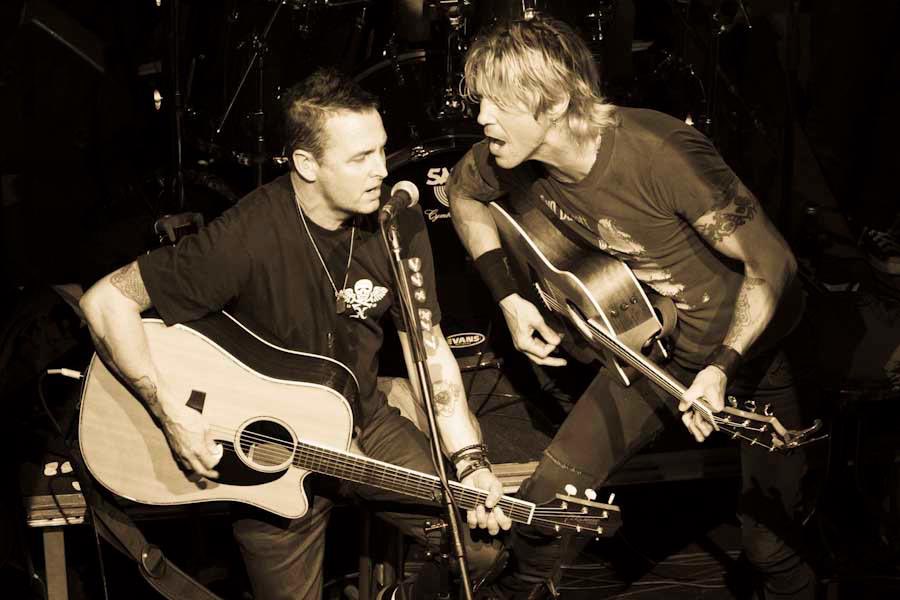 DuffMckaganArg's tweet photo. Happy Bday Michael David McCready 
@MikeMcCreadyPJ @DuffMcKagan 
Foto tomada en Costa Rica 2012 https://t.co/RO0xCVkodA