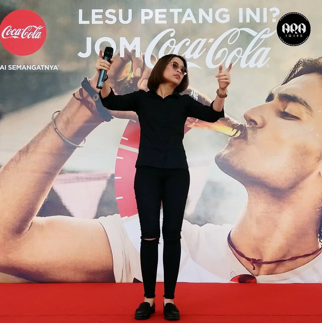 Arasquad_AFJ's tweet photo. Thank you warga UKM, thank you @hotfm976 ๐
.
PESTA JOM COCA COLA @ UKM, BANGI๐
.
@AraJoharii #arajohari #araaf2016 #warkahuntukku #bunga #bungabyarajohari #virusbunga #JomCocaCola #hotfm976 #rocketfuelent #kissmyastronaut #arasquadofficial #arasquad https://t.co/xSFJRM6wcj