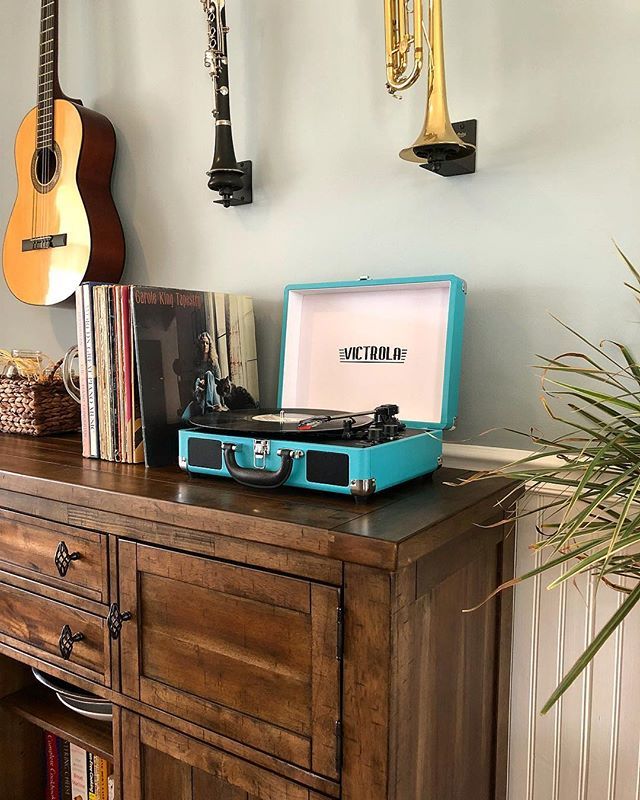 CBE's tweet photo. I’m listening to my mom’s copy of “Tapestry”, my dad’s old Dave Brubeck records, and Silas’s grandma’s classical piano albums all day long and I’m so happy. #newtoy #recordplayer @victrola_com #musicislife #musicianslife #songwriter #inspiration #musicde… https://t.co/fGUoApToVO https://t.co/HaoNN0YcVJ